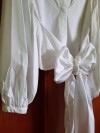 Blusa blanca con lazo