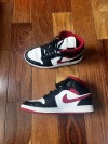 Air Jordan 1 Mid - Gym Red - Talla 10.5 us