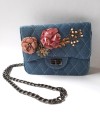 Cartera tipo denim con flores