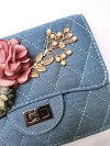 Cartera tipo denim con flores