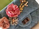 Cartera tipo denim con flores