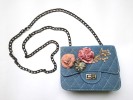 Cartera tipo denim con flores